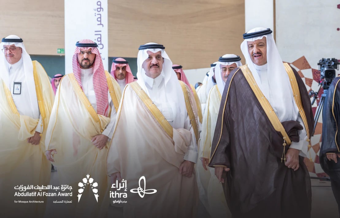 معماريان يتأملان مجسّمًا لمسجد معاصر