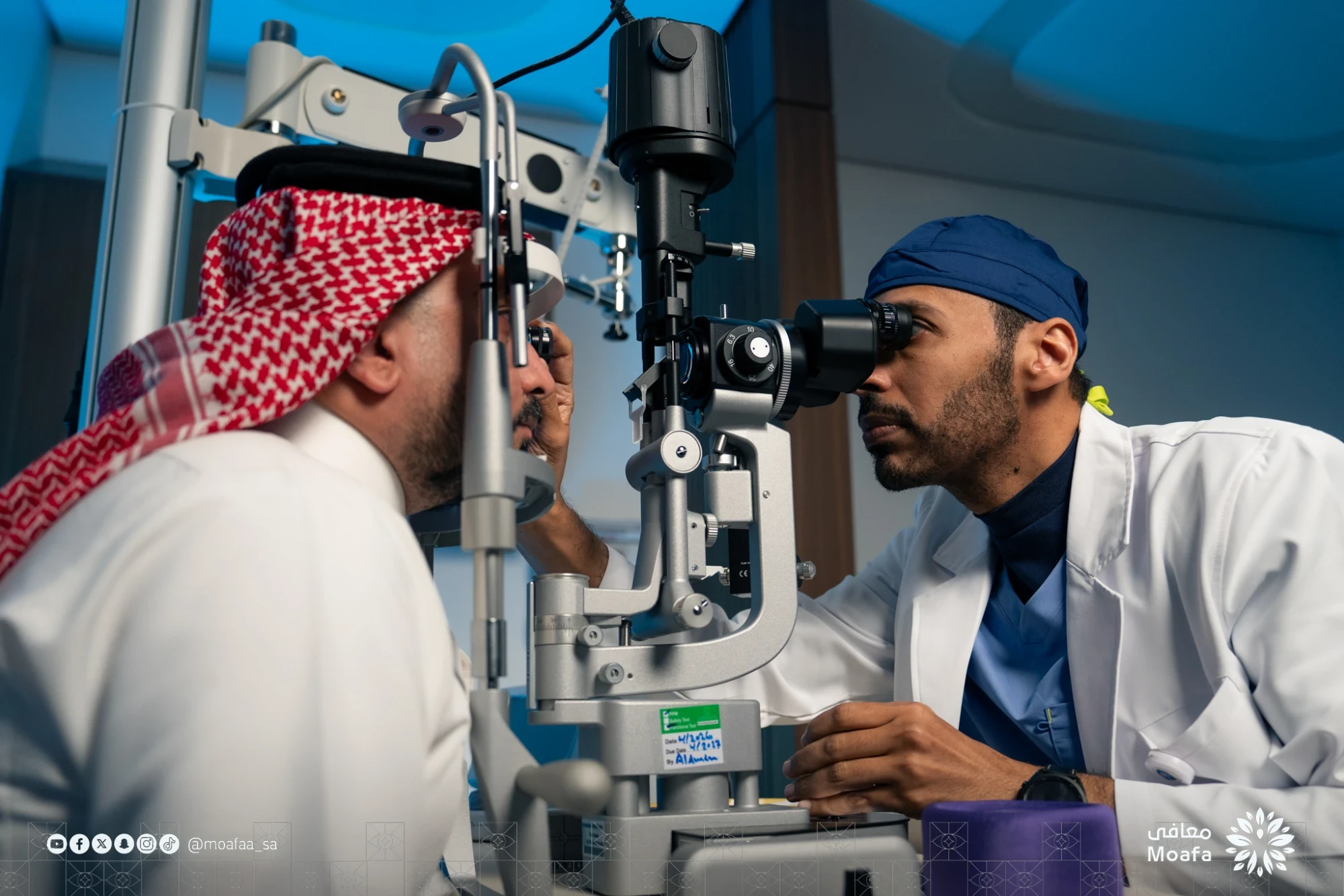 طبيب يفحص عين مريض بجهاز فحص العيون